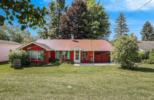 Honor House | Retro on the River