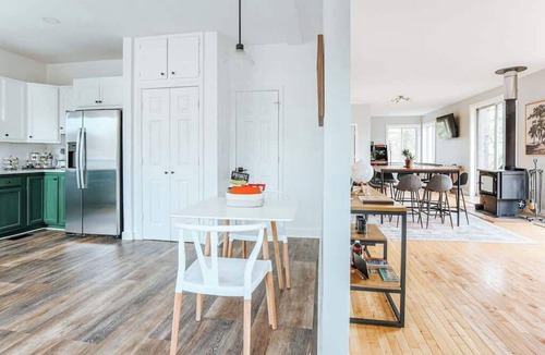 Berkeley Springs Cabin | Ridgeview · Hot Tub, Fire Pit, Arcade & Theater