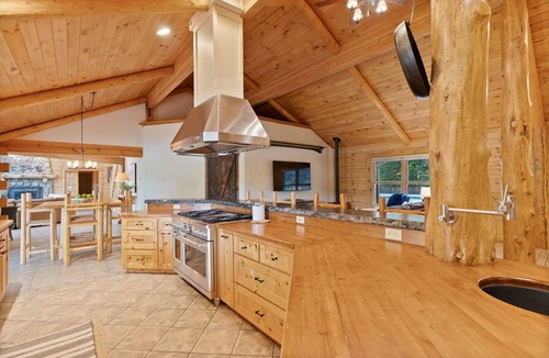 Deschutes River Woods Cabin | Risa Cabin: Hot Tub, Private Lake