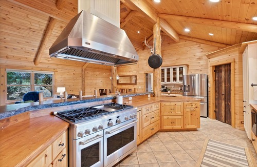 Deschutes River Woods Cabin | Risa Cabin: Hot Tub, Private Lake
