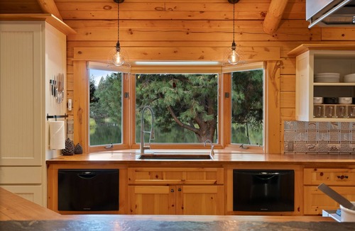 Deschutes River Woods Cabin | Risa Cabin: Hot Tub, Private Lake