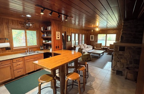 Mayfield Cottage | River Camp Retreat, Sublime 3-bedroom River Front Cottage in Traverse City
