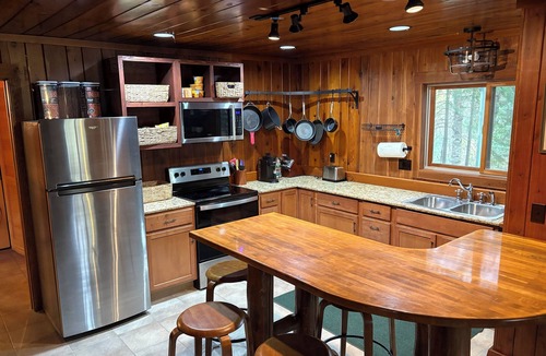 Mayfield Cottage | River Camp Retreat, Sublime 3-bedroom River Front Cottage in Traverse City