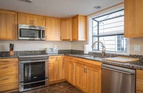 Scappoose Boat Rental | River Fox Floating Home in Scappoose Or. 3 bd, 2 bth.
