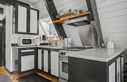 Rhododendron Cabin | River-fronting Serene Mountain Retreat