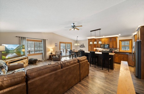 Tomahawk House | River Oaks Retreat on the Wisconsin River, Spacious Yard, Kayaks Included!