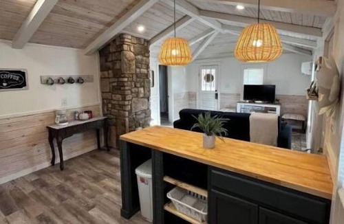 Mammoth Spring House | River Rock Cabin - Near Spring River and Main St