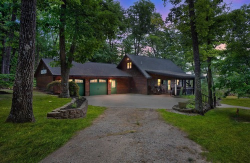 Newaygo Cabin | River's Edge: Discover Peace – Your Holiday Retreat Awaits