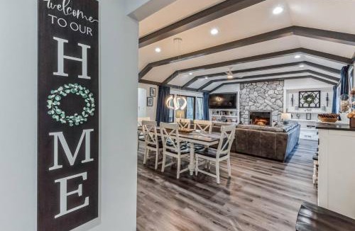 Niles House | RiverEdge Haven Hot Tub, 5 Beds, Kayaks Near ND