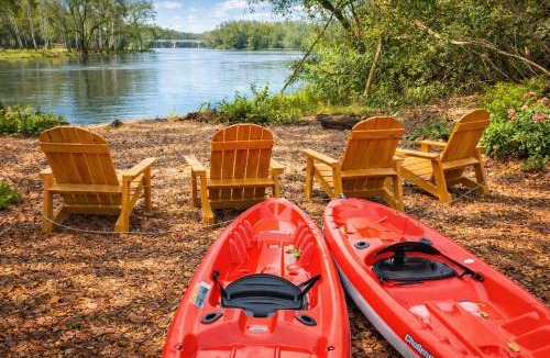 Niles House | RiverEdge Haven Hot Tub, 5 Beds, Kayaks Near ND