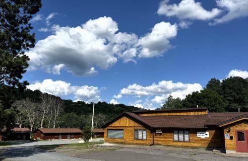 Crystal Falls House | Riverfront Cabin 4