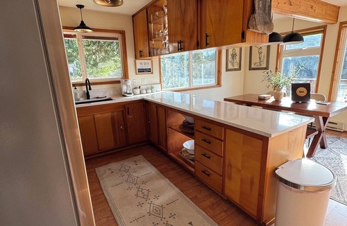 Baring House | Riverfront Cabin! BBQ, HOT TUB, FIRE PIT, 4 BEDROOMS
