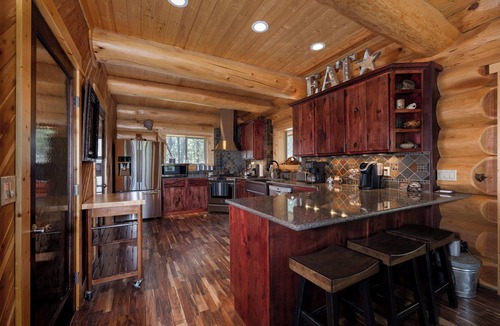 La Pine Cabin | Riverfront La Pine Luxurious Log Cabin