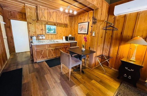 Shady Cove Hotel | Riverfront Lodging
