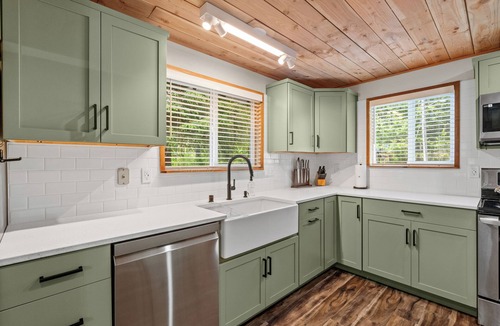 Paradise Estates Cabin | Riverfront Luxury Cabin-Hot Tub-EV-Deluxe Kitchen-WiFi