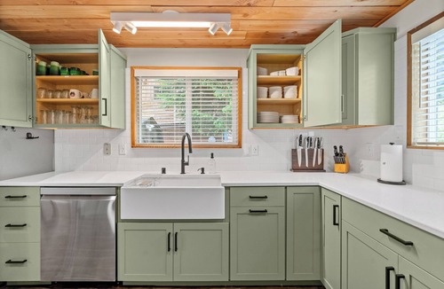 Paradise Estates Cabin | Riverfront Luxury Cabin-Hot Tub-EV-Deluxe Kitchen-WiFi