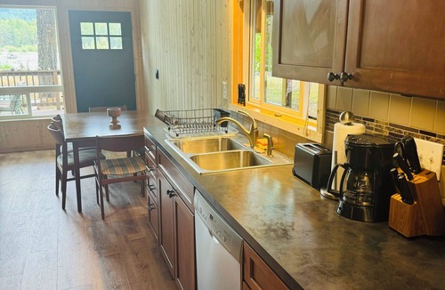 Packwood Cabin | Riverfront mountain view cabin with WiFi in Packwood