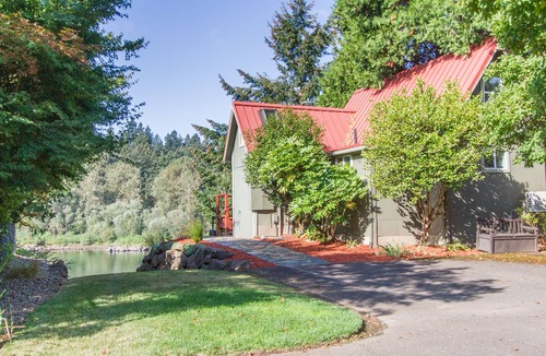 Jennings Lodge Cottage | Riverfront Portland Area Cottage. The ultimate romantic and peaceful retreat!