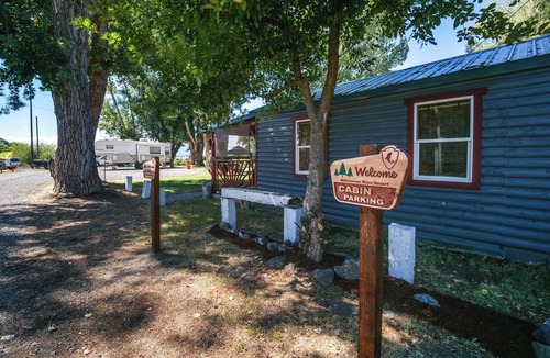 Chiloquin Apartment | Riverfront Resort Cabin ~ 21 Mi to Crater Lake NP!