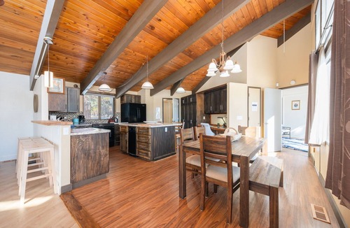 La Pine Cabin | Riverfront Retreat/Hot Tub/Private Dock/Pet Friendly