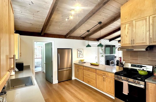 Myers Flat House | Riverfront Retreat on Avenue of the Giants! Sleeps 16+ Hot Tub!