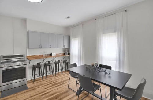 Mount Vernon House | Riverfront Retreats Room 2!
