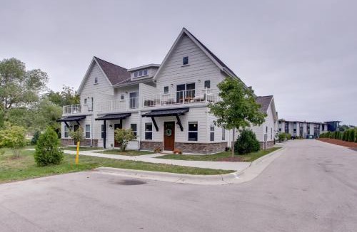 Sheboygan House | Riverfront Sheboygan Townhome w/Grill!