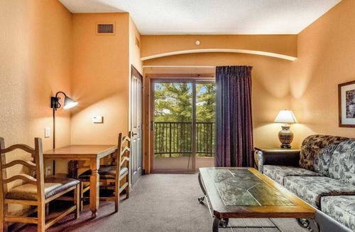 Wisconsin Dells Condo | Riverside Studio: Golf & Private Balcony Views