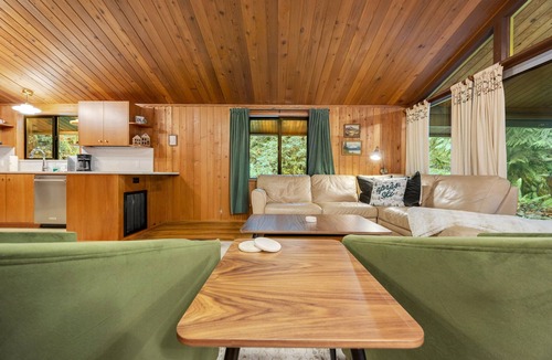 Welches Cabin | Riverview, Fireplace, Hot Tub, BBQ, Dogs OK