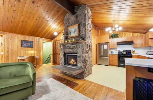 Welches Cabin | Riverview, Fireplace, Hot Tub, BBQ, Dogs OK