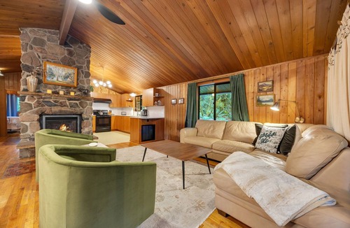 Welches Cabin | Riverview, Fireplace, Hot Tub, BBQ, Dogs OK