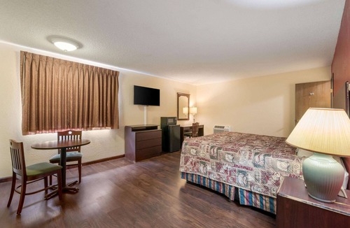 Benton Hotel | Rodeway Inn Benton