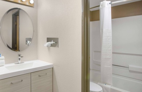 Grand Rapids Hotel | Rodeway Inn & Suites Grand Rapids Southeast