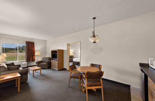 Tomahawk Hotel | Rodeway Inn & Suites Tomahawk
