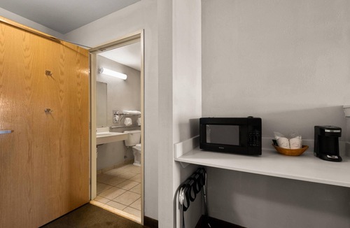 Tomahawk Hotel | Rodeway Inn & Suites Tomahawk