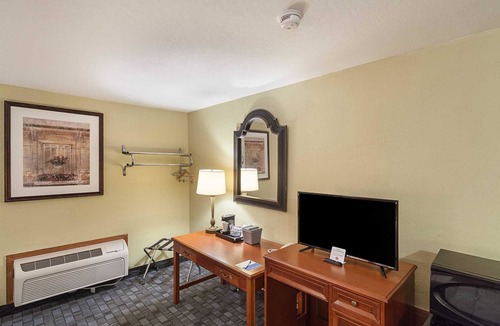 Wauseon Hotel | Rodeway Inn Wauseon