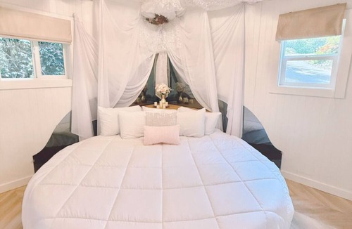 Dunes City Cabin | Romantic Cabin on the Lake with a Waterfront View - Stay at the Lavender Loft