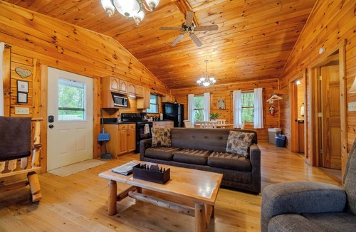 Logan Cabin | Romantic Cabin w/Hot Tub | Near Old Man’s Cave