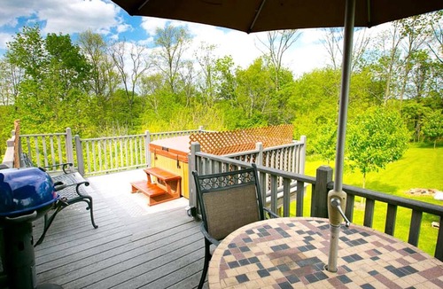Sugarcreek Cabin | Romantic Forest Cabin with Amazing Private Deck and Spa in Ohio