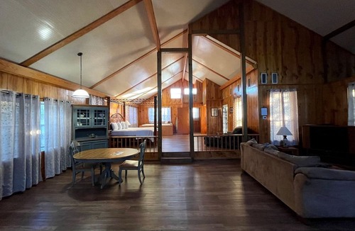 Zwolle Cabin | Romantic Luxury Cabin with Jacuzzi Whirlpool & Pond View Near Zwolle, Louisiana
