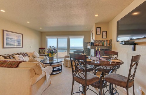 Otter Rock Apartment | Romantic Ocean-View Suite with King Bed
