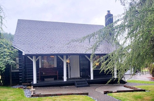 Castle Rock Cabin | Romantic Peaceful Log Cabin w/Hot Tub & Fireplace