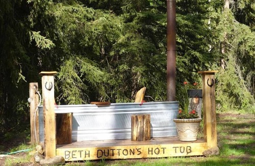 Waiparous Village Cabin | Romantic Retreat in Tin Bins Cabin