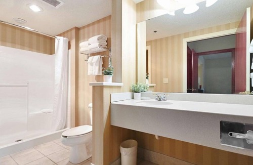 Pembine Hotel | Romantic Riverside Escape | Pool, Spa & Golf at The Four Seasons Island Resort!