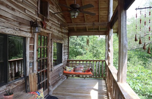 Brenham Cabin | Romantic Treehouse @ Scenic Hill Retreat