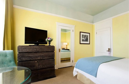 Goose Hollow Hotel | Romantic Vintage Style Retreat | 0.5 mi to Portland Art Museum | Pet Friendly