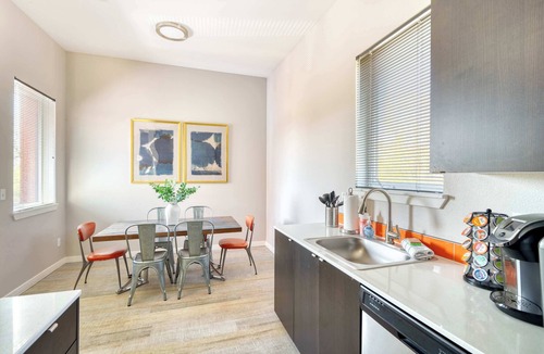 Belmont Apartment | Rooftop Deck | 4BR/2BA | Heart of Hawthorne