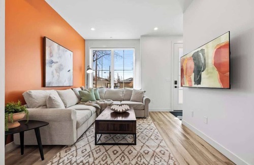 Hillhurst House | Rooftop Patio | King Bed | 2 Ensuites + Garage