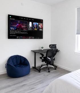 Industry House | Room with Dedicated Bath & Free Parking & Easy Access NYC