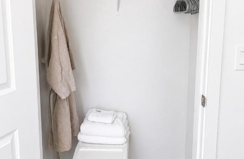 Industry House | Room with Dedicated Bath & Free Parking & Easy Access NYC